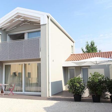 Elegant House With A Garden Apartment Мира Екстериор снимка